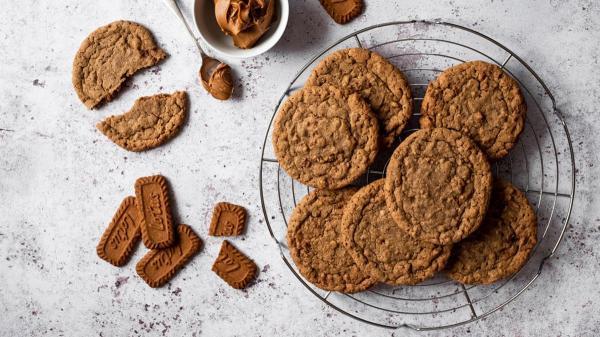 طرز تهیه کوکی لوتوس؛ شیرینی خاص با طعم بیسکویت کاراملی